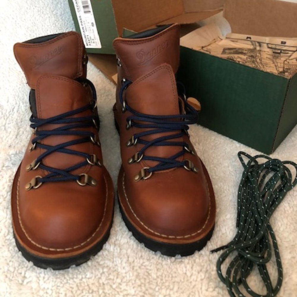 New Danner Mountain Pass-Cedar Mens Boots Size 9.5